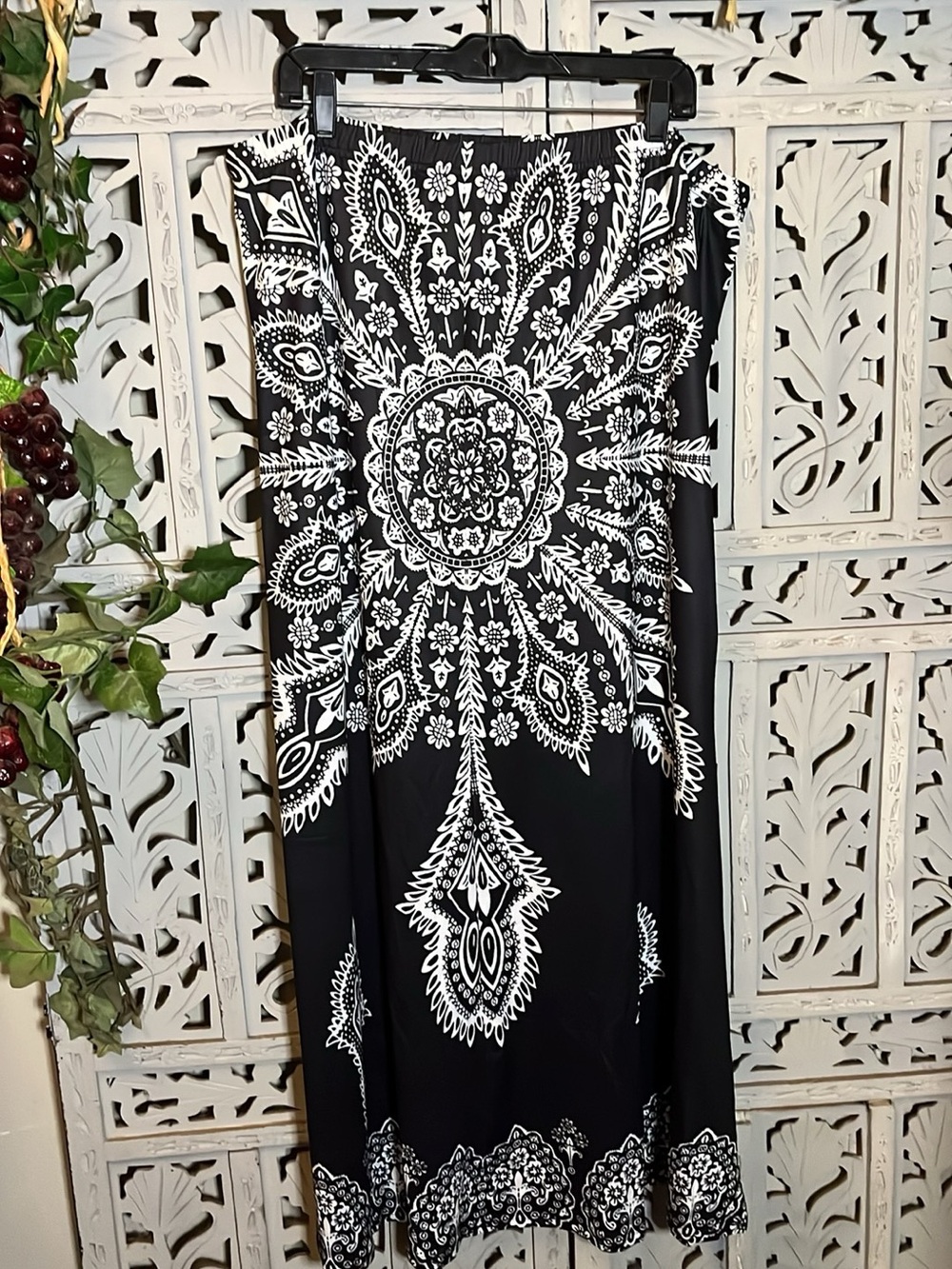BOHOLICIOUS BLACK BASE & WHITE MANDALA & PAISLEY PRINT PLUS SIZE MAXI SKIRT